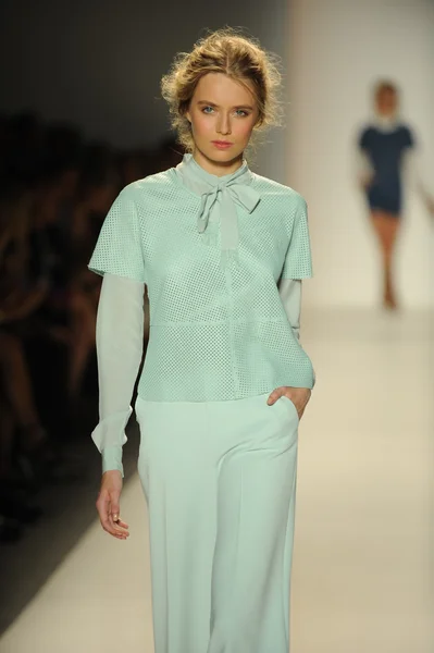 Modèle marche piste au Rachel Zoe show — Photo