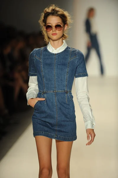 Model walks runway at Rachel Zoe show — Stock Photo, Image