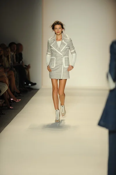 Model walks runway at Rachel Zoe show — Stock Photo, Image