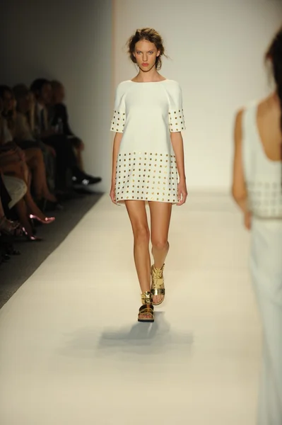 Model walks runway at Rachel Zoe show — Stock Photo, Image