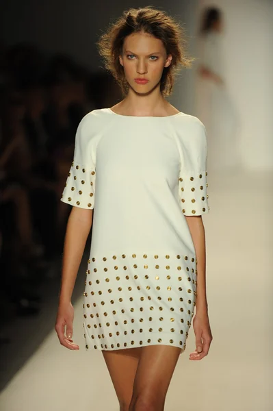 Model walks runway at Rachel Zoe show — Stock Photo, Image