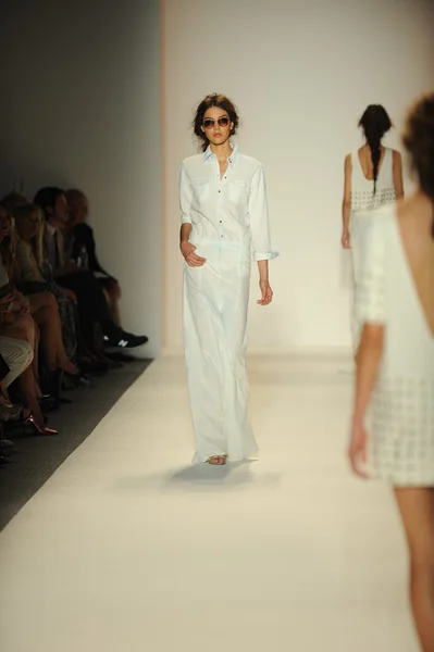 Modelo pasarela pasarela en Rachel Zoe show — Foto de Stock