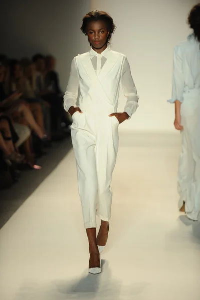 Modèle marche piste au Rachel Zoe show — Photo