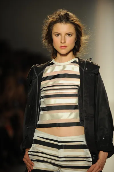 Model walks runway at Rachel Zoe show — Stock Photo, Image