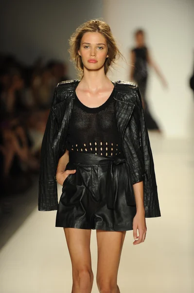 Model walks runway at Rachel Zoe show — Stock Photo, Image