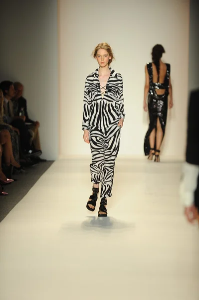 Model walks runway at Rachel Zoe show — Stock Photo, Image