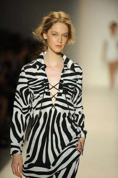 Modelo pasarela pasarela en Rachel Zoe show — Foto de Stock