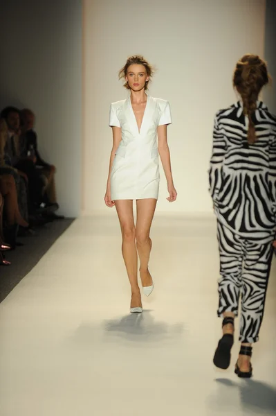 Modèle marche piste au Rachel Zoe show — Photo