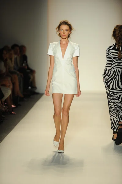 Modèle marche piste au Rachel Zoe show — Photo