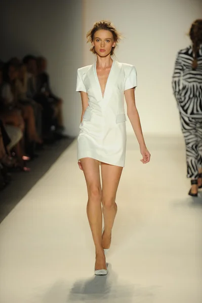 Modèle marche piste au Rachel Zoe show — Photo