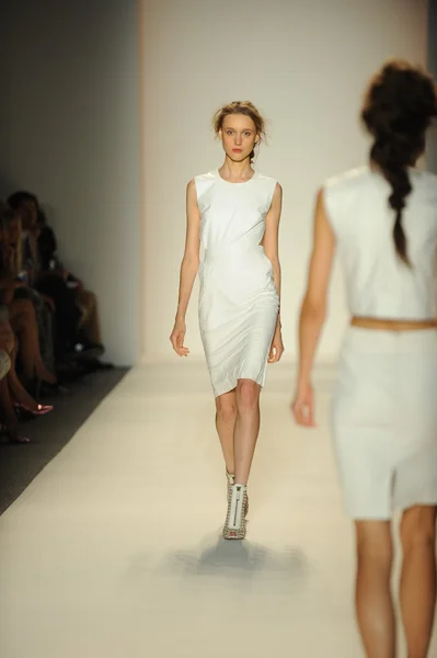 Model walks runway at Rachel Zoe show — Stock Photo, Image