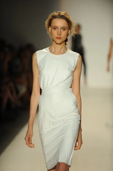 Model walks runway at Rachel Zoe show — Stock Photo, Image