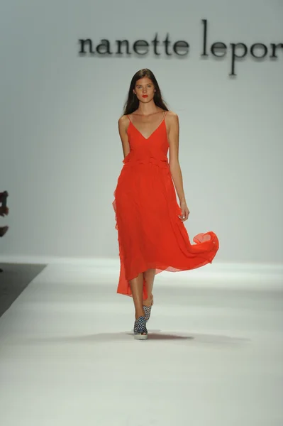 Model walks runway at Nanette Lepore show — Stock Photo, Image