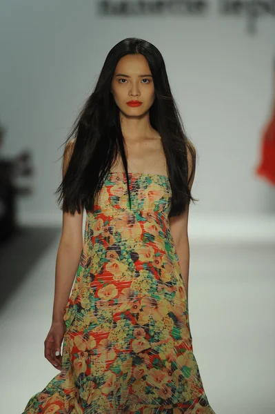 Model walks runway at Nanette Lepore show — Stock Photo, Image