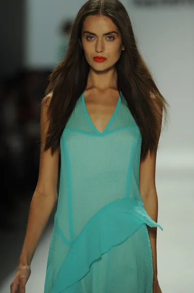 Model walks runway at Nanette Lepore show — Stock Photo, Image