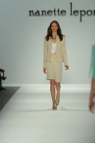 Model walks runway at Nanette Lepore show — Stock Photo, Image