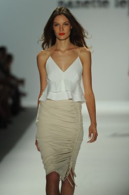 nanette lepore gösteri pist model yürür