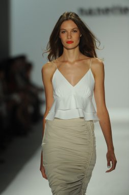 nanette lepore gösteri pist model yürür