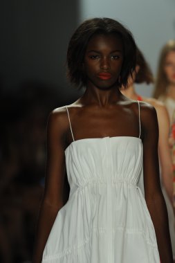 nanette lepore Haritayı modellerini