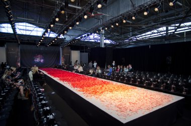 claire pettibone gelin için pist göster
