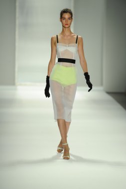 model, milly tarafından michelle smith defile