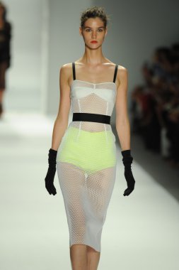 model, milly tarafından michelle smith defile