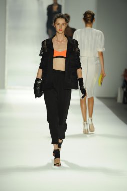 model, milly tarafından michelle smith defile