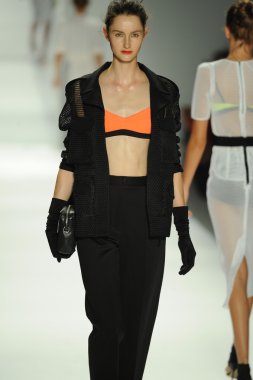 model, milly tarafından michelle smith defile