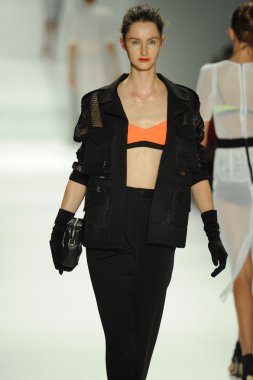 model, milly tarafından michelle smith defile