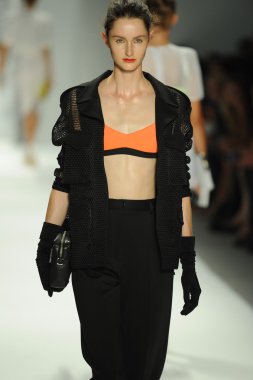model, milly tarafından michelle smith defile