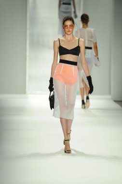 model, milly tarafından michelle smith defile