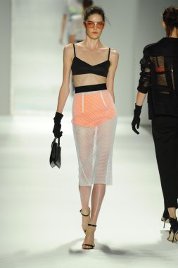 model, milly tarafından michelle smith defile