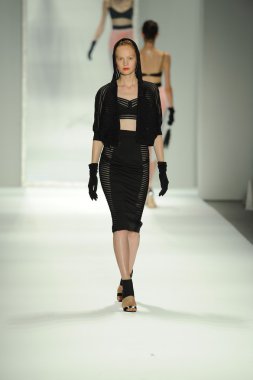 model, milly tarafından michelle smith defile