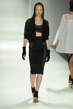 model, milly tarafından michelle smith defile