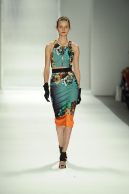 model, milly tarafından michelle smith defile