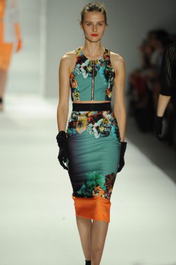 model, milly tarafından michelle smith defile