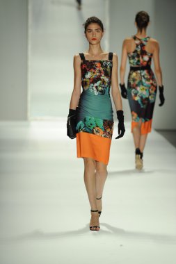 model, milly tarafından michelle smith defile