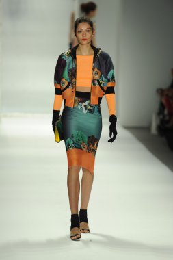 model, milly tarafından michelle smith defile