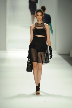 model, milly tarafından michelle smith defile
