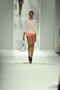 model, milly tarafından michelle smith defile