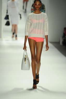 model, milly tarafından michelle smith defile