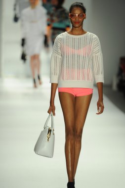 model, milly tarafından michelle smith defile