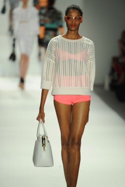 model, milly tarafından michelle smith defile