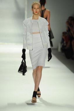 model, milly tarafından michelle smith defile