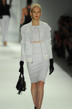 model, milly tarafından michelle smith defile