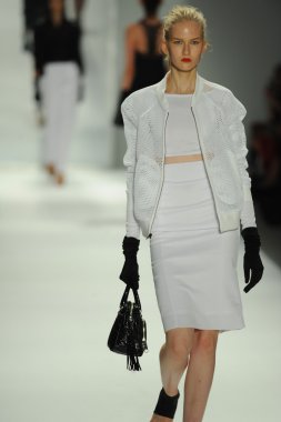 model, milly tarafından michelle smith defile