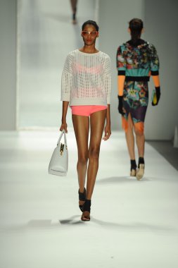 model, milly tarafından michelle smith defile