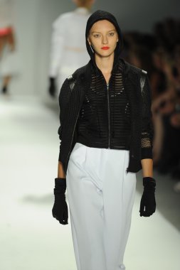 model, milly tarafından michelle smith defile