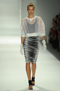 model, milly tarafından michelle smith defile