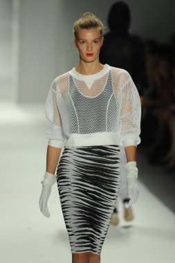 model, milly tarafından michelle smith defile